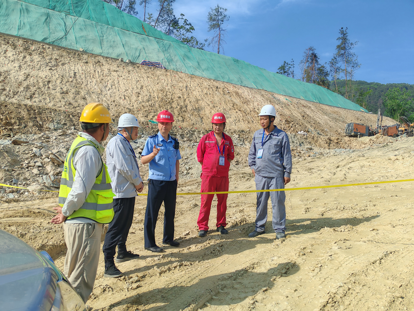 张湾区汉江路派出所对双高路项目爆破施工安全检查